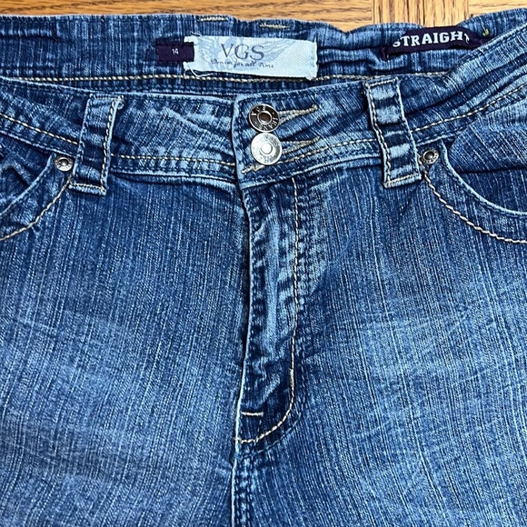 LIGHTLY USED VGS STRAIGHT JEANS WITH CUTE BACK POCKETS - Picture 3 of 4